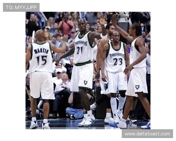 加内特由内线单打转为背打拉开禁区创造队友空位