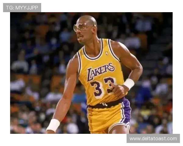 贾巴尔无球走位制造错位，内线高效输出改变攻防节奏